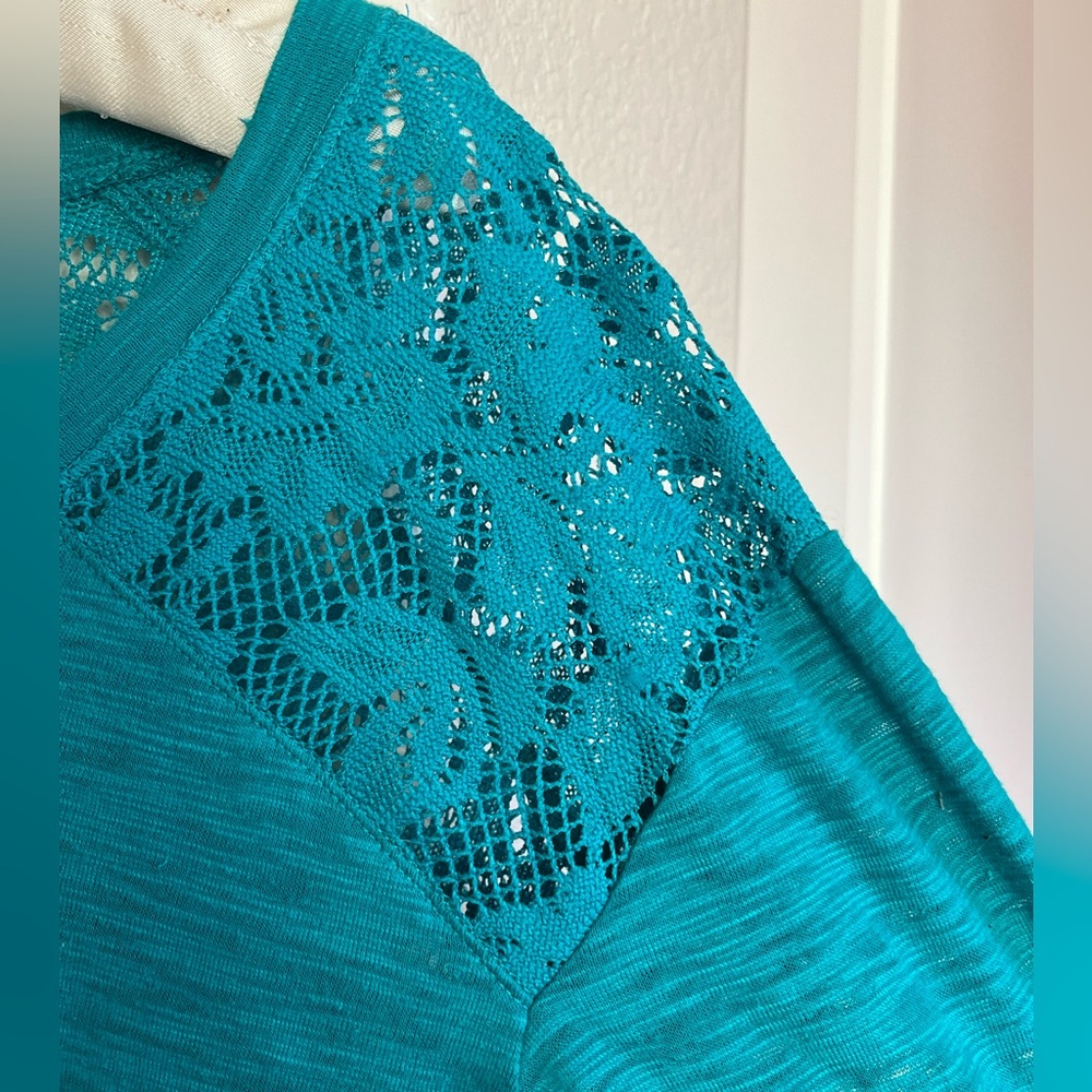 No Boundaries Teal Long Sleeve Top with Lace Detail on shoulders and backside. - Picture 3 of 5